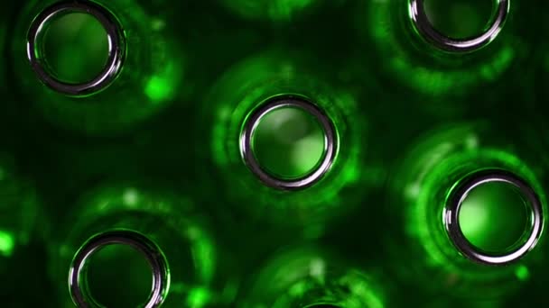 Зеленые пивные бутылки — стоковое видео