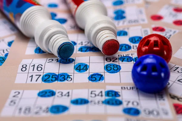 Bingo kartları ve işaretleyiciler