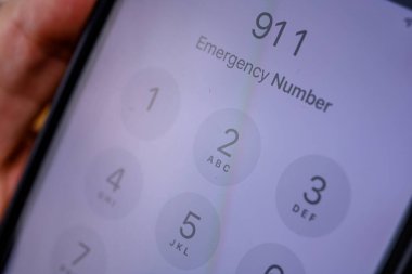 911 acil yardım numarasını arıyorum.
