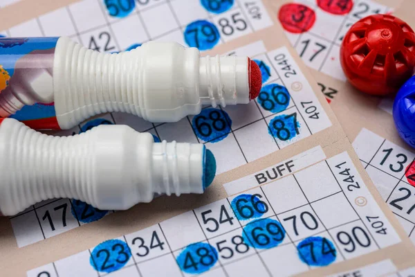 Bingo kartları ve işaretleyiciler