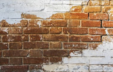 tuğla duvar beyaz boya ile boyanır.