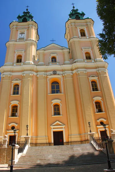 Késő barokk bazilika, a Nagyboldogasszony a Boldogságos Szűz Mária, a régi falu (Lengyelország, Podkarpackie tartományban, falu Brzozw). — Stock Fotó