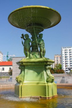 1866, Varşova, Polonya'nın başkenti'banın Bankowy tarihi bir çeşmeden. / Döküm heykeller ile çeşme aslında Krakowskie Przedmiescie Varşova, üzerinden nerede bu 1897 yılında Bankowy Meydanı'na taşındı bulunan yapıldı..