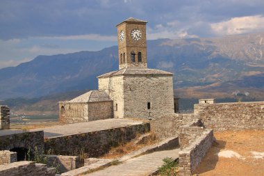 Arnavutluk 'un Cirokaster kentindeki ortaçağ şatosundaki saat kulesi.