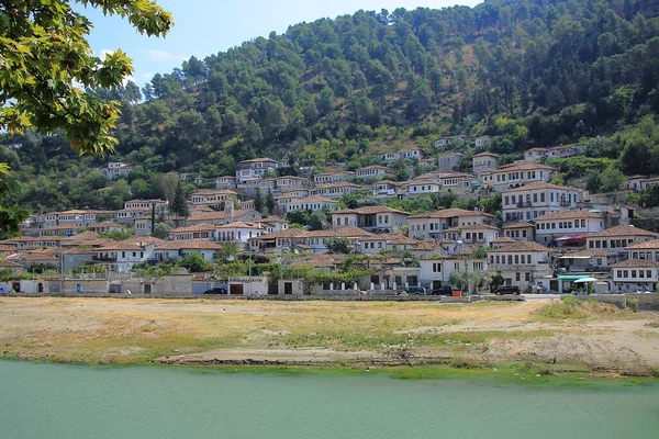 Berat Arnavutluk Orta Kesimindeki Bir Yamaçtaki Osum Nehri Üzerinde Yer — Stok fotoğraf