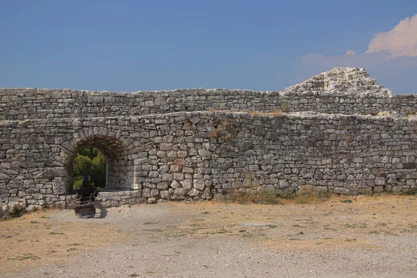 アルバニア ベラット 丘の上の旧市街に位置する13世紀の城塞の壁 — ストック写真