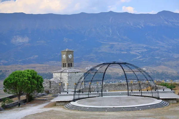 Anfiteatro Com Torre Relógio Castelo Medieval Uma Colina Gjirokaster Albânia — Fotografia de Stock