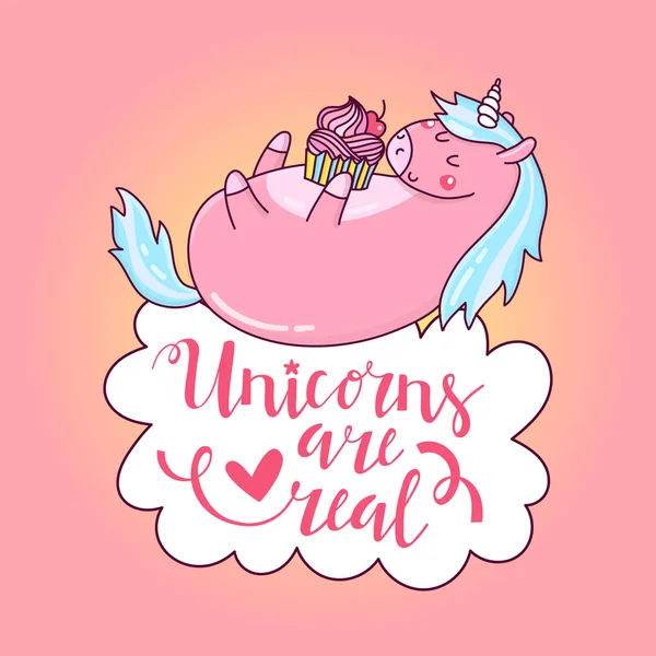 Drôle Main Dessinée Licorne Avec Cupcake Sur Nuage Avec Lettrage — Image vectorielle