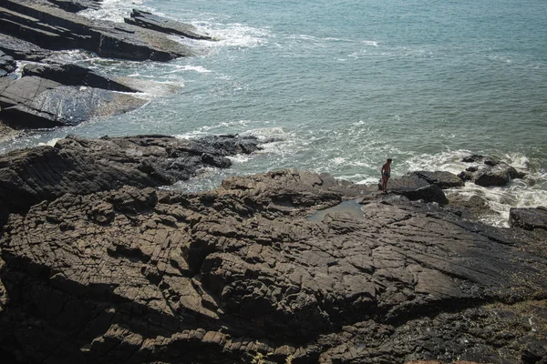 アラビア海の石の崖の上に立っている人 — ストック写真