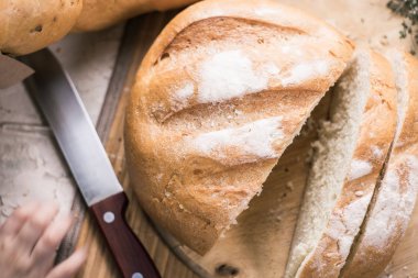 Dilimlenmiş ekmek bir ahşap tahta üzerinde yatıyordu