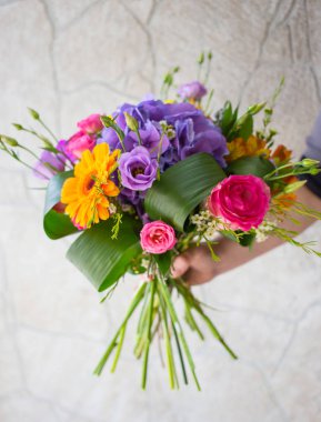 eller parlak güneşli yaz buket bir güzel kız için çiçekçi