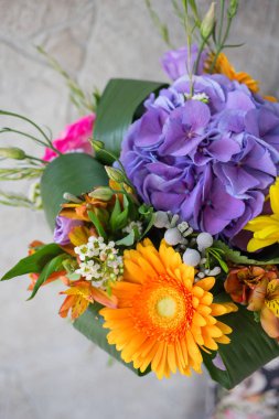 parlak güneşli yaz buket güzel bir kız ve bir kadın için bir 