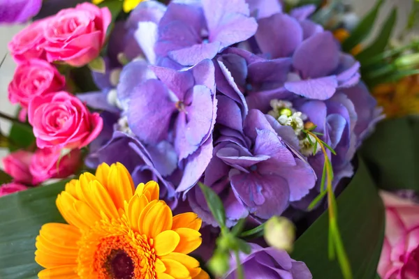 Světlé slunné letní kytice pro krásnou dívku a ženu, — Stock fotografie