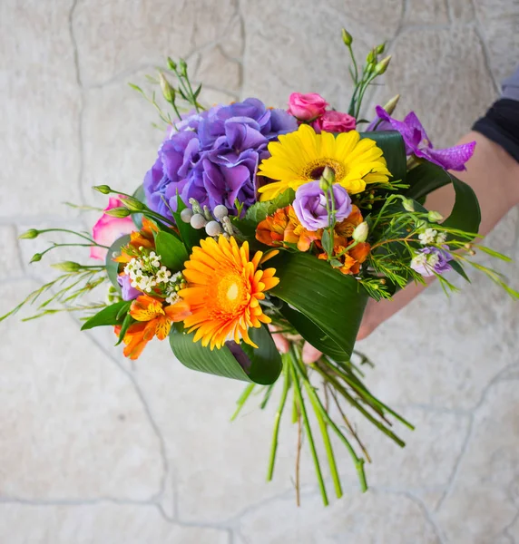 Florista en las manos brillante ramo de verano soleado para una hermosa gir — Foto de Stock