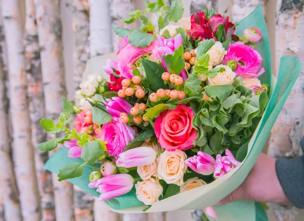 可爱美丽明亮的粉色花束。对 h 表示祝贺 — 图库照片