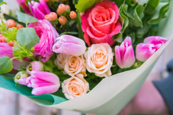 Rozkošný krásné světlé růžové kytici. Gratulujeme k h — Stock fotografie