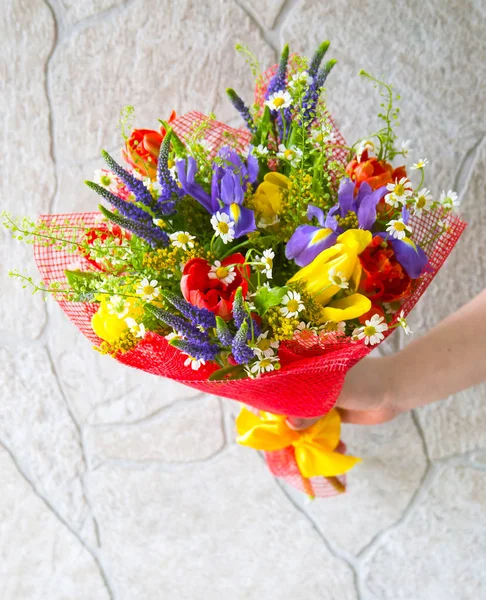 Champ coloré lumineux bouquet de différentes couleurs. bouquet enveloppé — Photo