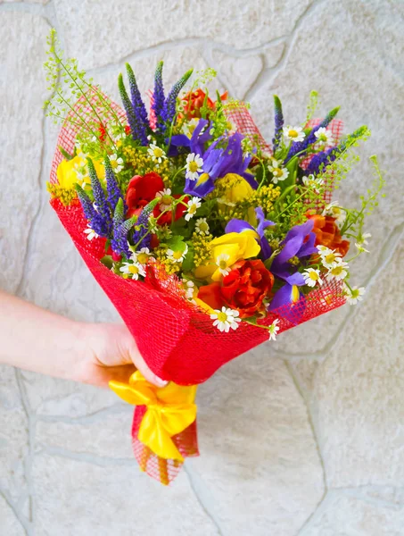 Champ coloré lumineux bouquet de différentes couleurs. bouquet enveloppé — Photo