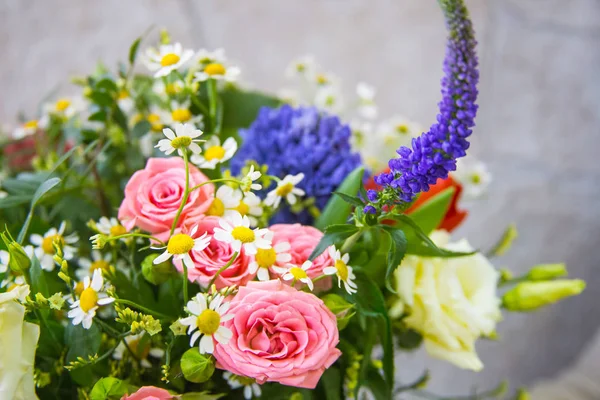 Jasné, barevné kytice z pole a zahradní květiny. Bouque — Stock fotografie