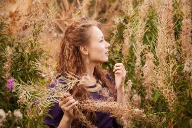 Güzel bir genç kız alanını ve ormanı hayattan zevk ve gülümseyen, sıcak güneşli bir gün yürüyüş mesafesindedir. Mutluluk ve özgürlük onların eylemleri