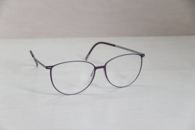 Gözlükleri bir tablo