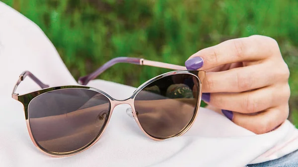Солнечные очки на девушке — стоковое фото