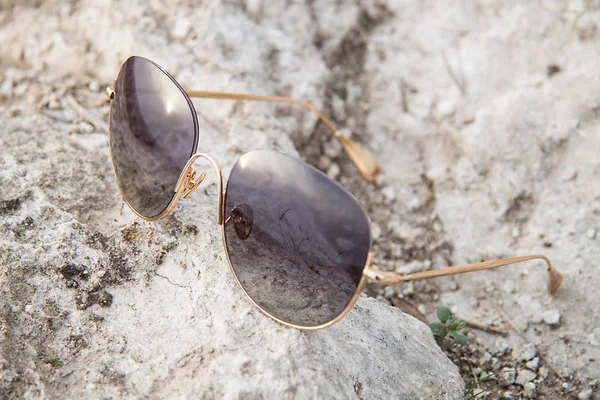 Солнечные очки на земле — стоковое фото