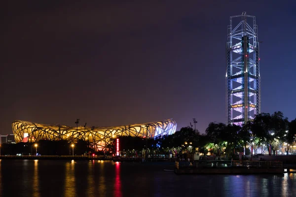 Estádio de ninho de pássaro e torre de radiodifusão Beijing Olympic Villa — Fotografia de Stock