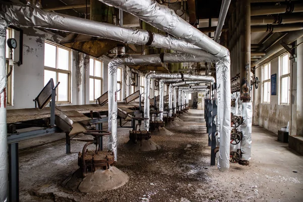 Abandonada antiga rede de caldeiras de tijolos a vapor — Fotografia de Stock