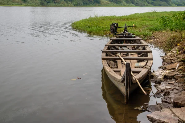 Canoa di legno sulla riva con il suo motore — Foto Stock