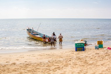 Kendi işleri için sahil üzerinde gidiş balıkçı