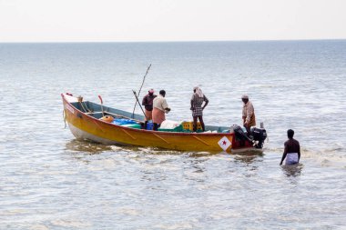 Kendi işleri için sahil üzerinde gidiş balıkçı
