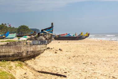 Yalnız bir plajda mezar sanatsal ahşap Kano