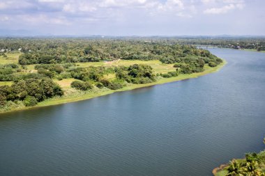 Kırsal nehir sonsuz ufuk ve onun kadar dağ