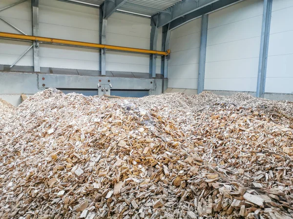 Biomassa kraan voor het hanteren van biomassa houtsnippers Stockfoto
