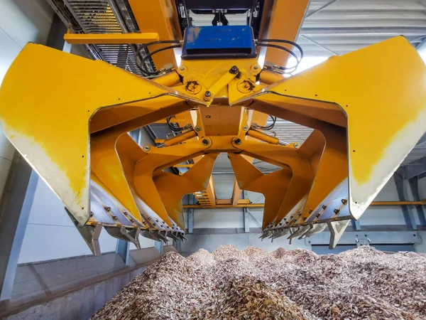 Biomassa kraan voor het hanteren van biomassa houtsnippers Stockfoto