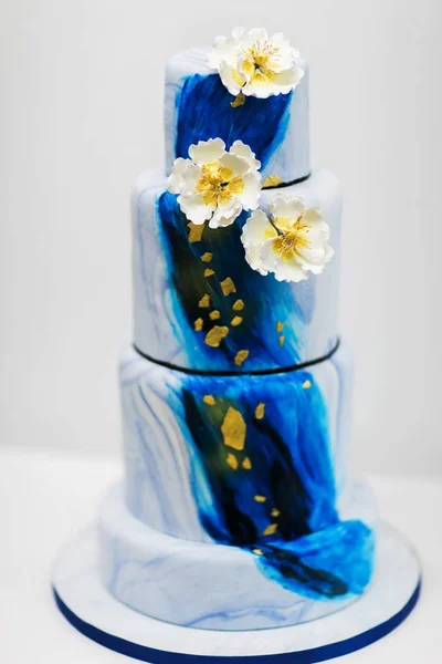 Multi level blå bröllopstårta med blommor — Stockfoto