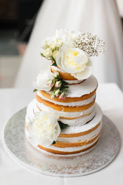 Pastel de boda de varios niveles con flores —  Fotos de Stock
