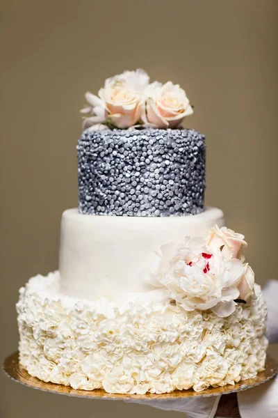 Многоуровневый свадебный торт с розовыми цветами — стоковое фото