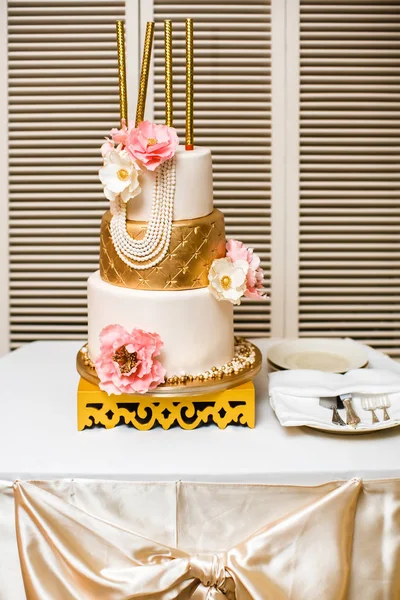 Pastel de boda de varios niveles con flores y destellos —  Fotos de Stock