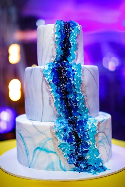Многоуровневый свадебный торт на столе — стоковое фото