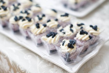 Pastalar ve kekler kutularındaki yükler ile tablo