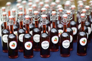 Mavi bir tabloda bir içkiyle aynı şişe