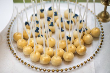 Yuvarlak güzel lolipop şeker bar masa üzerinde