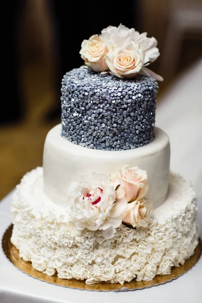 Bolo de casamento multi nível com flores — Fotografia de Stock