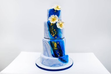 Çok düzey mavi düğün pastası çiçekli