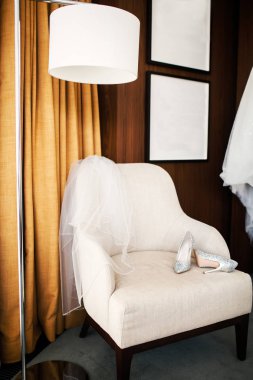 Beyaz koltuk üzerinde Düğün Ayakkabı