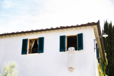 Weddign elbise içinde belgili tanımlık pencere asılı. Güzel İtalyan villası. Villa Bordoni