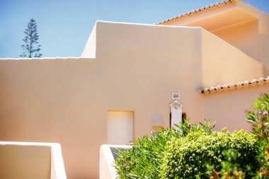 Binanın üzerinde asılı gelinlik