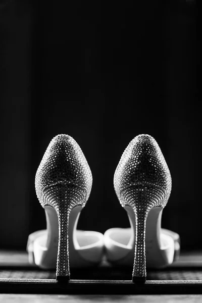Sapatos de casamento em uma mesa de madeira — Fotografia de Stock